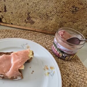 Cremehonig mit Himbeeren