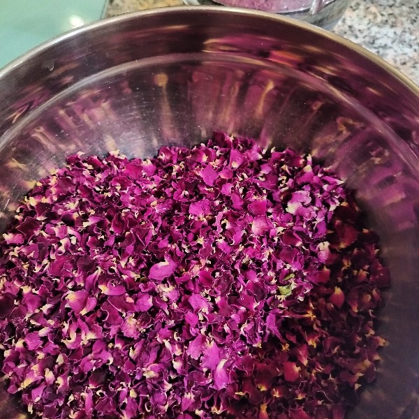 Cremehonig mit Rosenblütenblättern - Bettina&amp;#39;s Honig