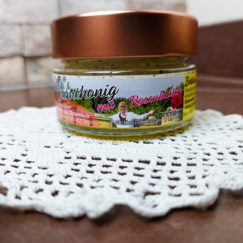 Cremehonig mit Rosenblütenblättern - Bettina&amp;#39;s Honig