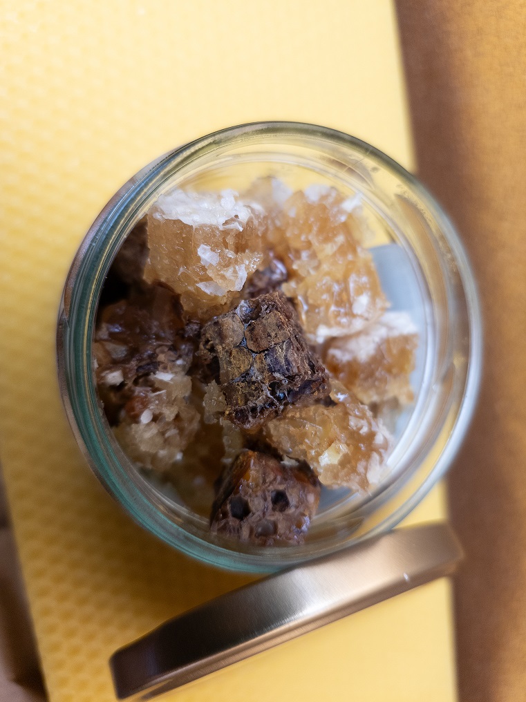 Wabenhonig mit Bienenbrot