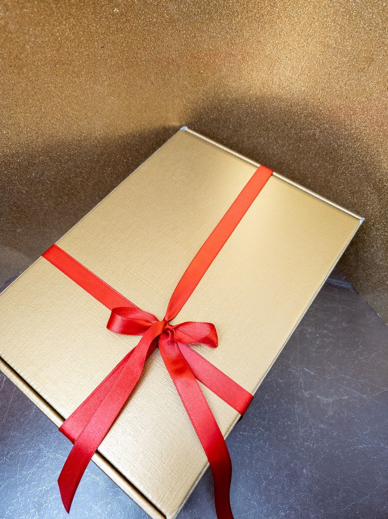 Faltkarton in Gold zum Verpacken von Geschenken