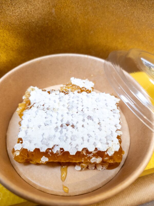 Wabenhonig im Karton